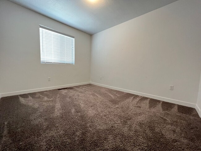 Building Photo - 3 Bedroom/2 Bathroom Townhome In Bluffdale