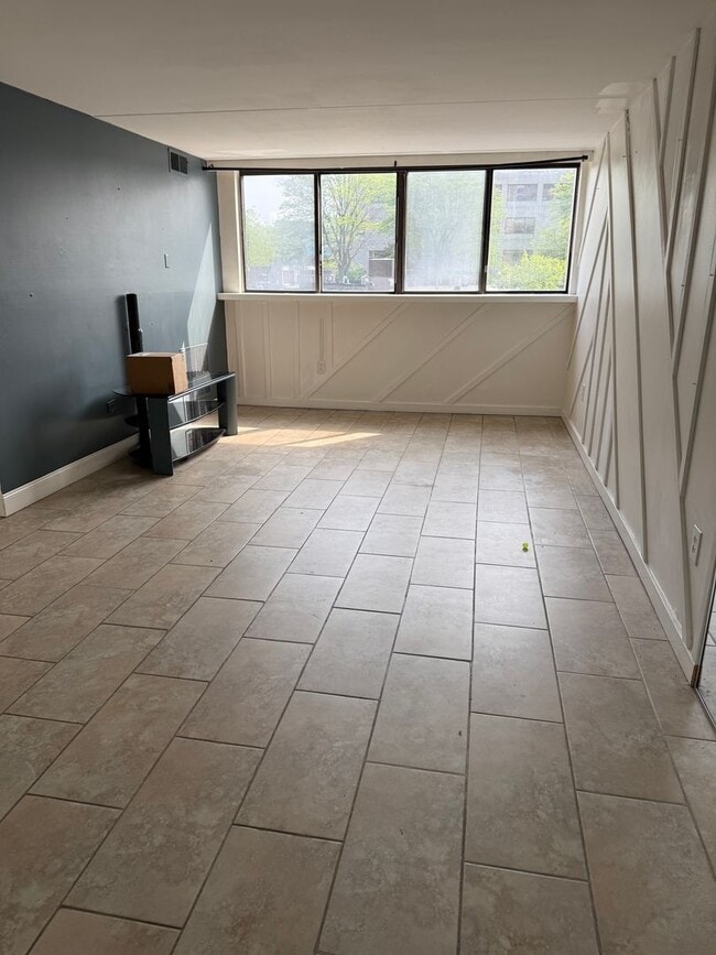 Building Photo - Linden Street Apartment GREAT Location ,in...