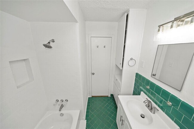 Building Photo - 5023 Hull St