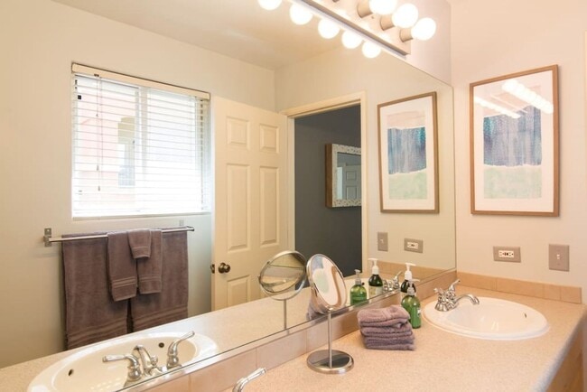 Building Photo - Gorgeous Upstairs unit with downtown view ...