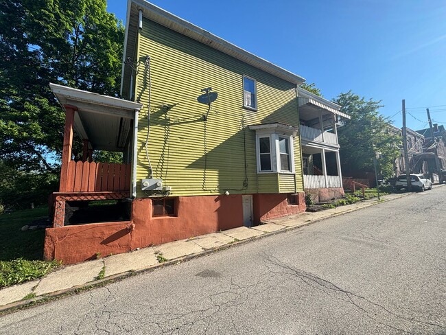 Building Photo - Rare 4 BR/ 2 BA Home with Multi-Generational Layout