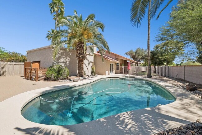 Building Photo - SPARKLING PRIVATE POOL, BEAUTIFUL HOME, UNBEATABLE LOCATION!