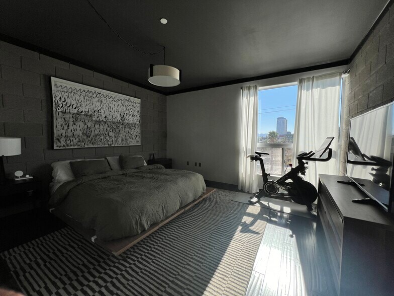 Primary Bedroom - 525 E Willetta St