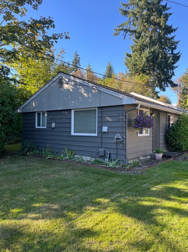 Building Photo - Lake Louise Dr SW