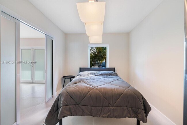 Building Photo - 1055 Stillwater Dr