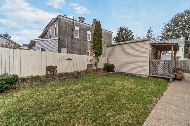 Building Photo - 137-139 Main St