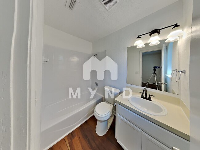 Building Photo - 1215 Hyridge St