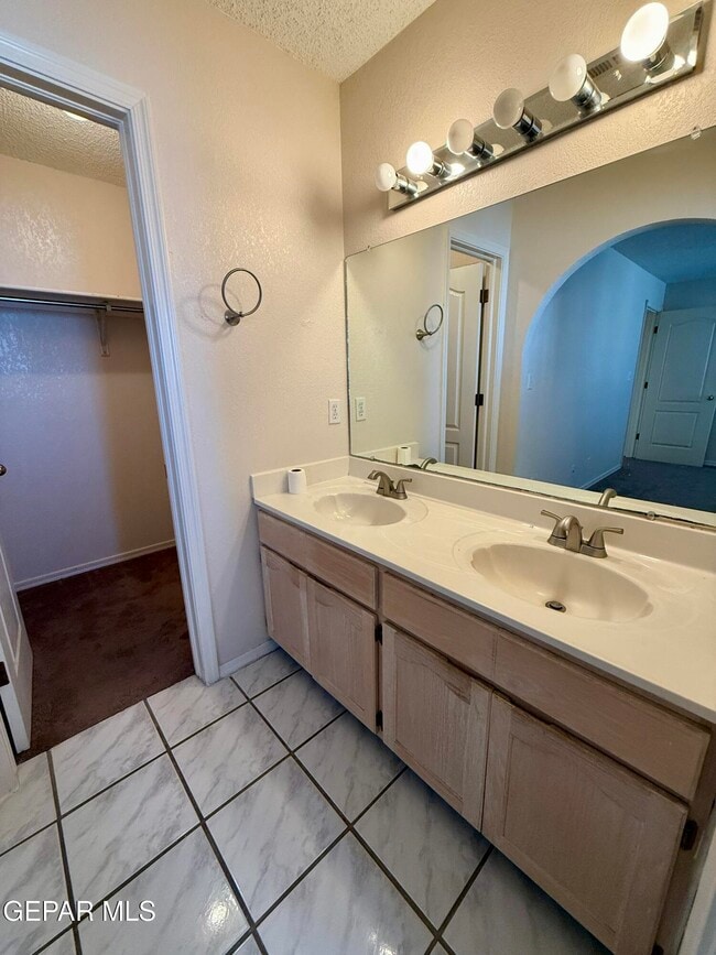 Building Photo - 7404 Luz De Lumbre Ave