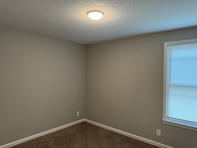 Building Photo - Minutes from Post, shopping, and local parks. 3 bed/2 bth, 1200 sq.ft, fenced backyard!