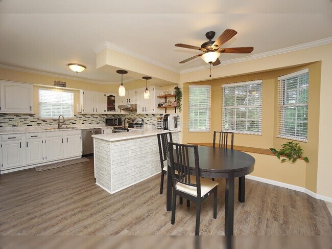 Building Photo - 6275 Hummingbird Dr