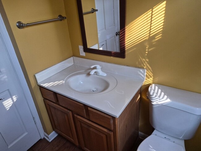 Building Photo - Charming 3 Bedroom Home