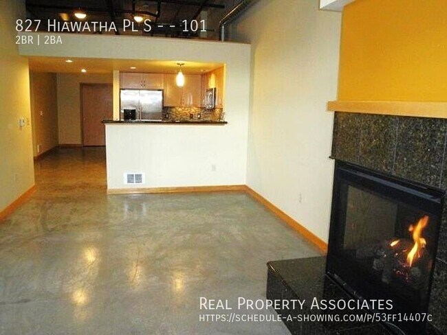 Building Photo - 827 Hiawatha Pl S