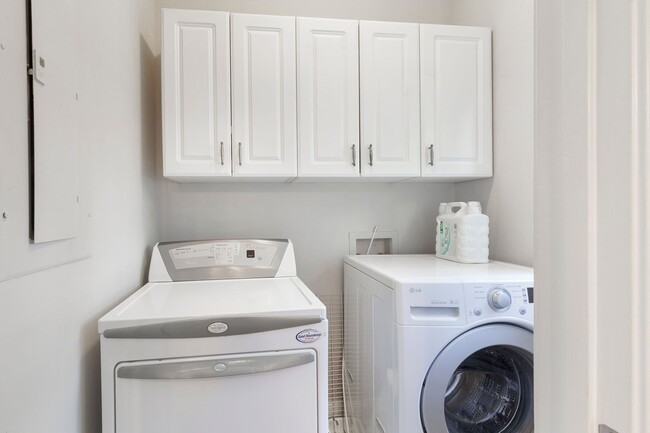 Building Photo - Beautifully Updated Two-Story 3/2.5 w/ Huge Fully Fenced Backyard!