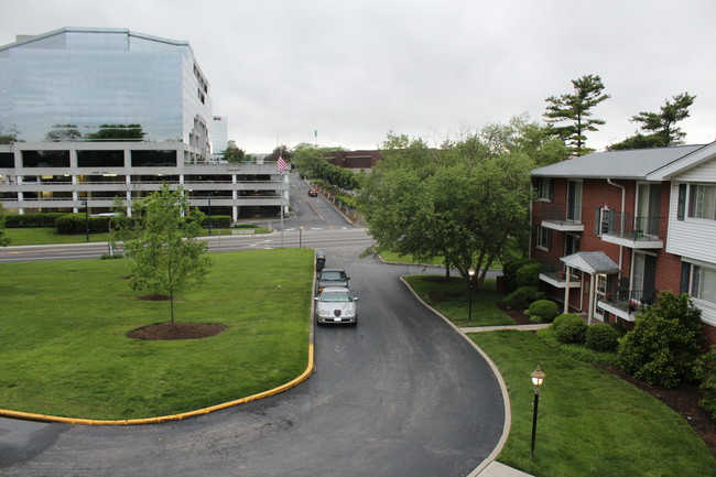 Building Photo - Hosbrook Manor