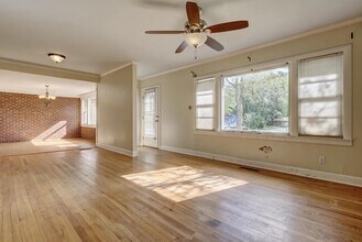 Building Photo - 211 Oak Leaf Dr