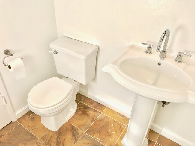 Building Photo - Beautiful 3 Bed + 2 Bath + Den/Office + Backyard