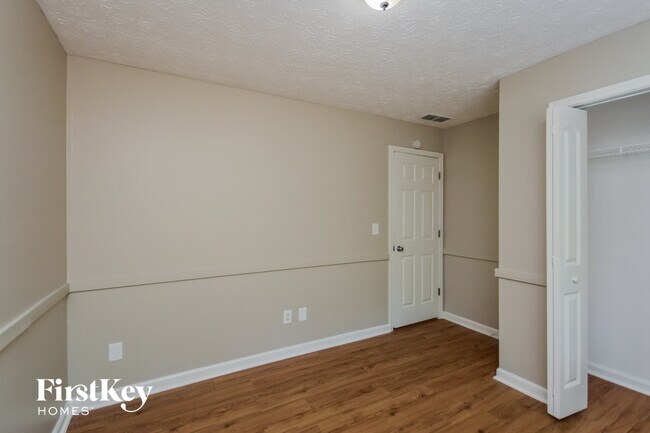 Building Photo - 220 Lakefront Dr