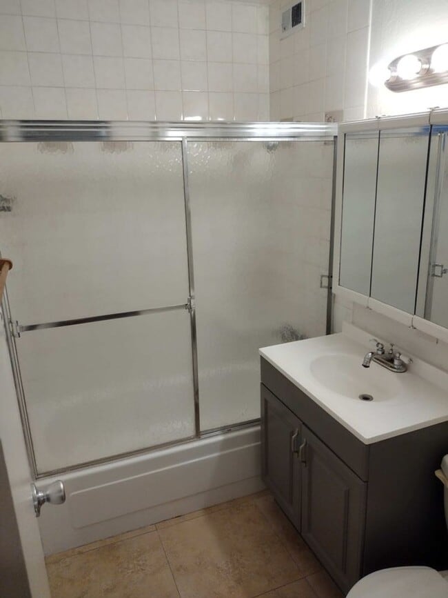 Building Photo - 4 Bedroom 2 Bathroom  Tropicana & Mountain...