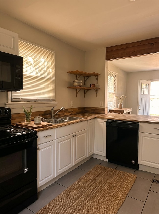 Building Photo - Charming Chilhowee Hills Cottage – Vintage Character Meets Modern Updates, Pets Welcome!
