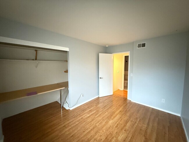 Building Photo - 3 bed 2.5 bath townhome available now!