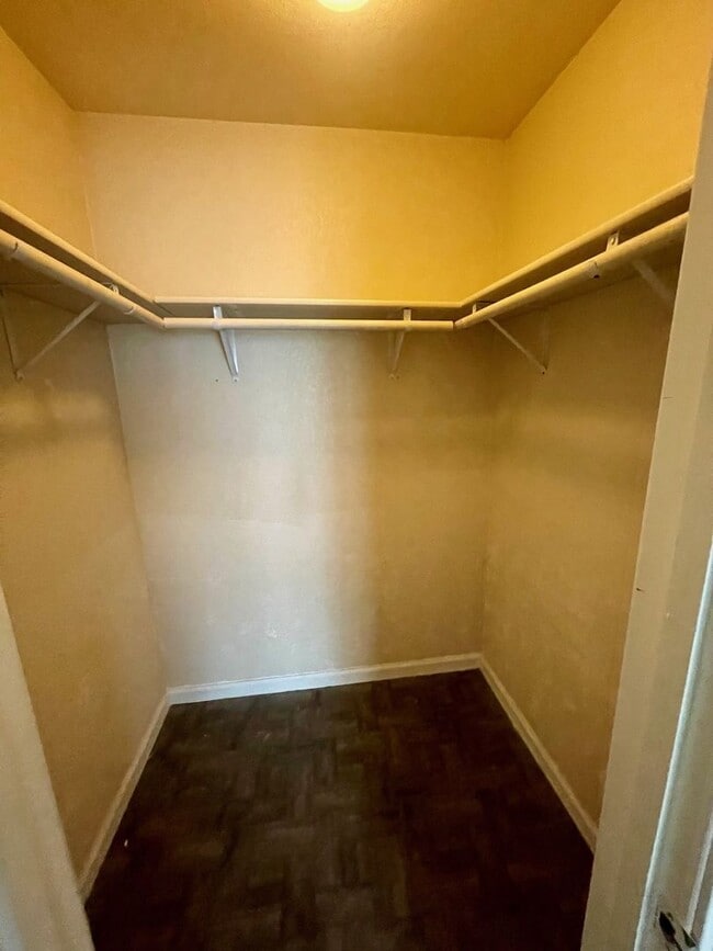 Building Photo - 2 Bedroom Condo close to airport