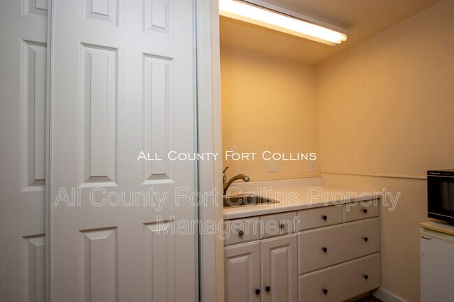 Building Photo - 2730 Hanover Dr