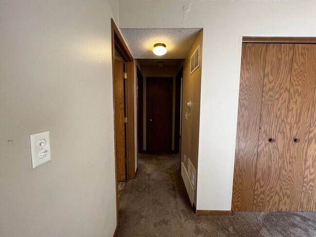 Building Photo - $1,050 | 2 Bedroom, 1 Bathroom Apartment | No Pets Allowed | Available for Immediate Move In!