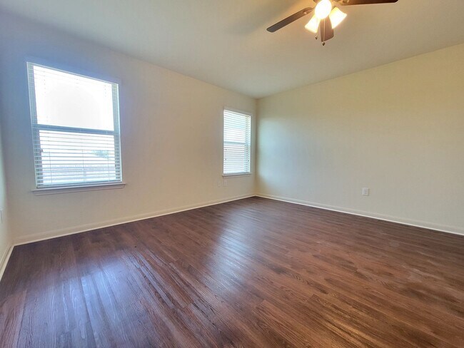 Building Photo - Beautiful 3 Bedroom, 2.5 Bath Home with Attached Garage & Tall Ceilings