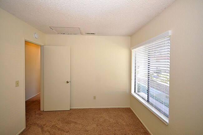 Building Photo - Lovely single level end unit in Tanglewood...