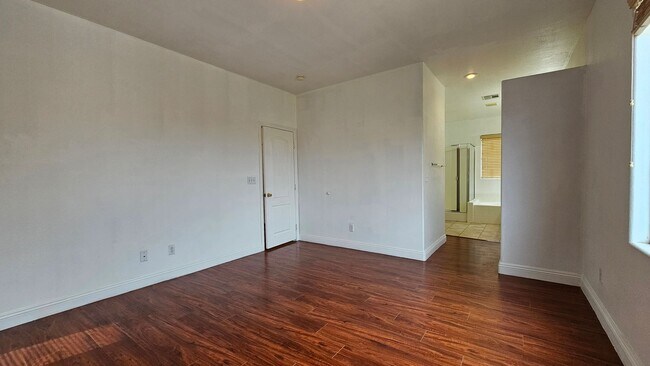 Building Photo - GORGEOUS HOME NEAR BLUE DIAMOND & DECATUR!!!!