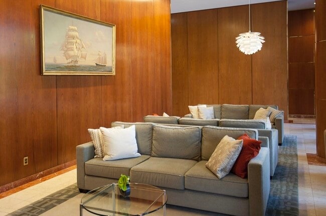 Building Photo - 65 E India Row