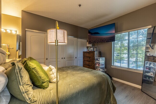 Building Photo - 2 bed/2 bath Upstairs Condo!