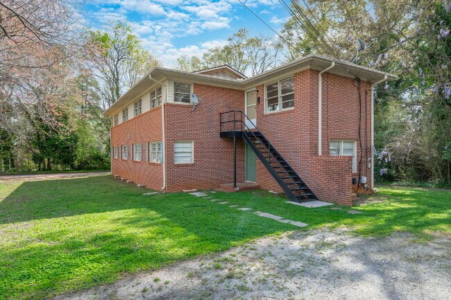 Building Photo - 2 Bed / 1 Bath Bottom Unit Duplex Convenient Spartanburg Location with Modern Features $1000/mo rent