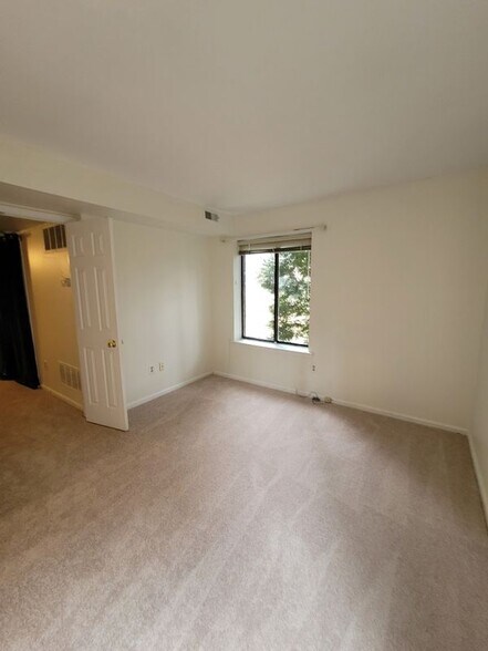 Building Photo - 705 Mountainview Dr