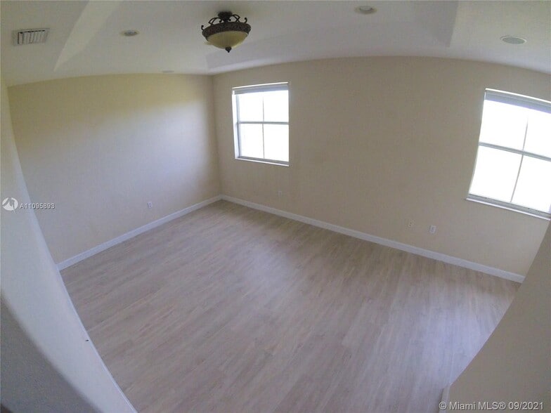 Building Photo - 990 NW 99th Ct