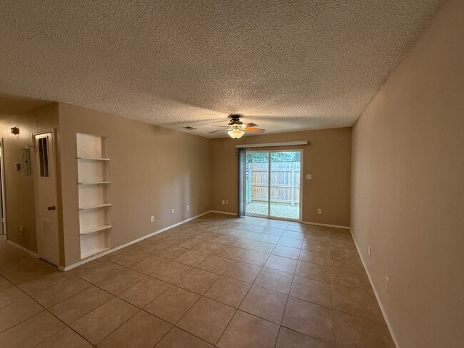 Building Photo - 2 Bedroom 1 Bath Unit for Rent - Water, Tr...