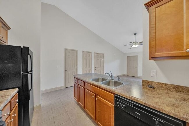 Building Photo - Suncrest Village 2BR/1 Bath One Level with Attached Garage