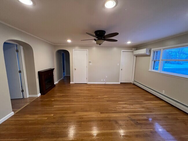 Living room - 136 Hall St
