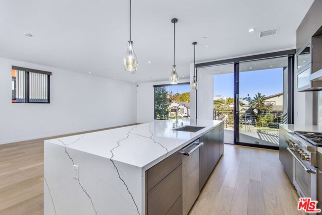 Building Photo - 2019 Barry Ave