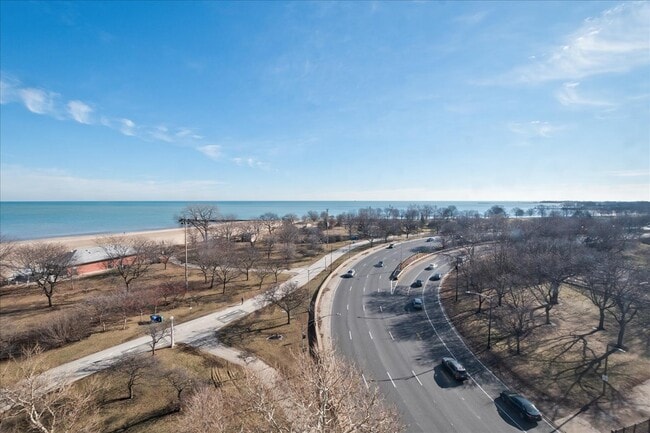 Building Photo - 5701 N Sheridan Rd