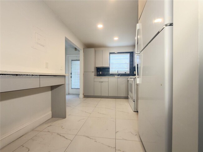 Building Photo - 605 S State Rd 7