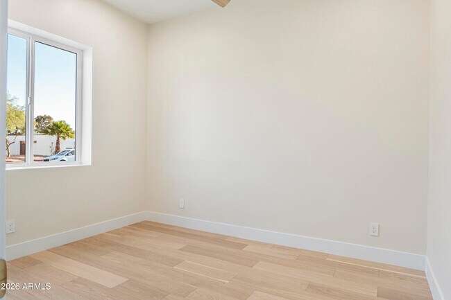 Building Photo - 5540 E Dahlia Dr