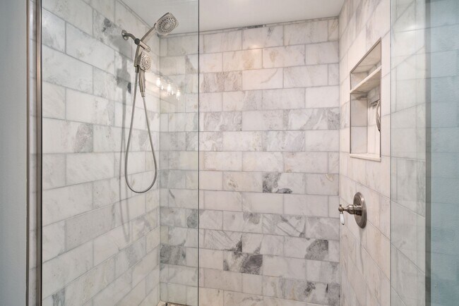 Building Photo - Downtown Orlando One Bedroom with Lake Eola View * * Modernized Waverly Condo