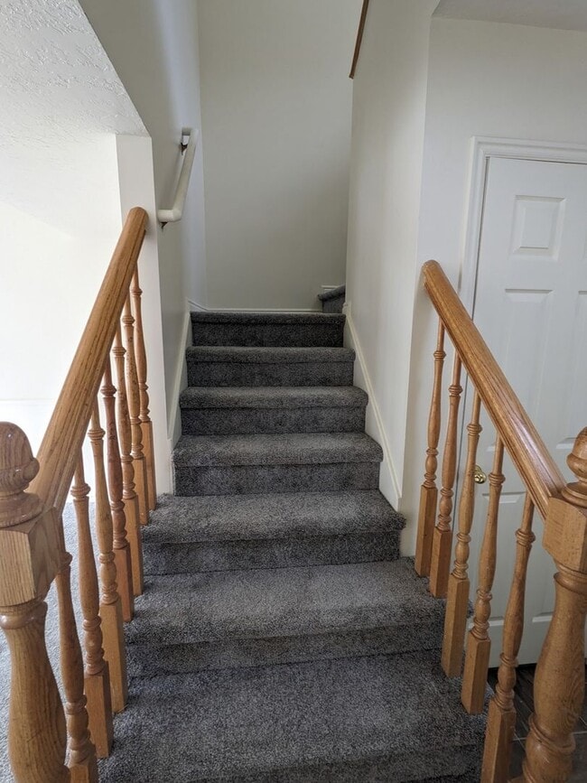 Building Photo - Layton 3 Bed Townhome with Garage & Fenced Yard – 2 Weeks Free!