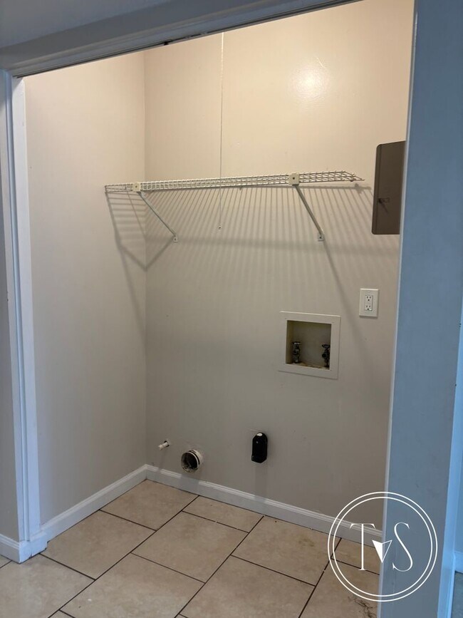 Building Photo - RATE DROP ALERT (was $1590/month)!