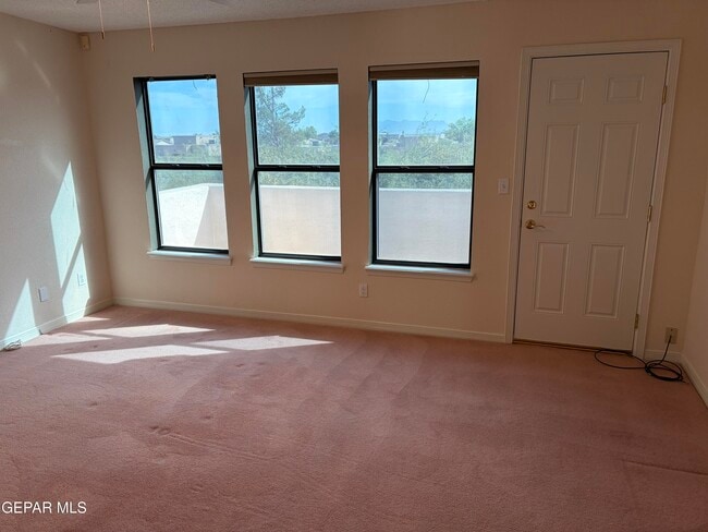 Building Photo - 320 Ave Mirador