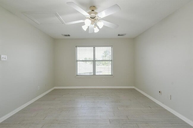 Building Photo - 112 Glade Bridge Ct