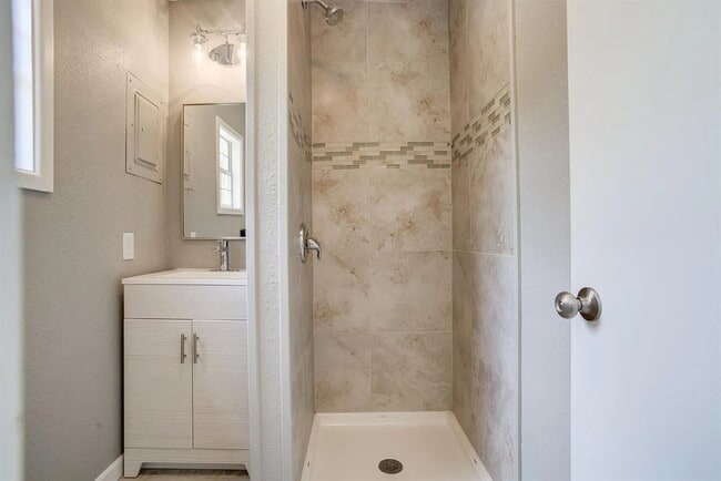 Building Photo - Charming 3-Bedroom Home