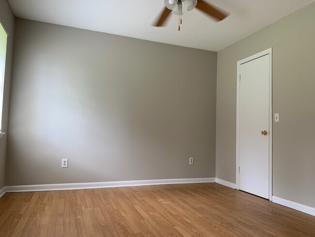 Building Photo - 812 Robin Hood Trail