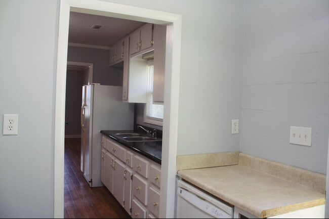 Building Photo - Great 2 bed 1 Bath Duplex